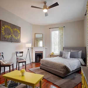 414b-waldburg-st-2-bedroom-oasis-near-forsyth-park.top-hotels-in-savannah.com/